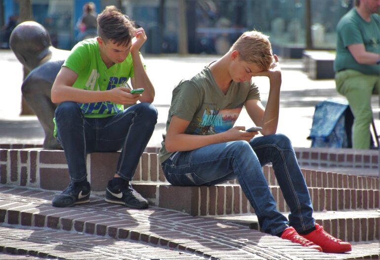 Jeunes addicts aux écrans