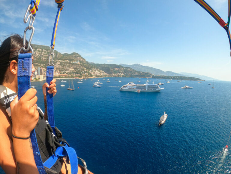 Des sensations fortes et paysages de rêve depuis le parachute 